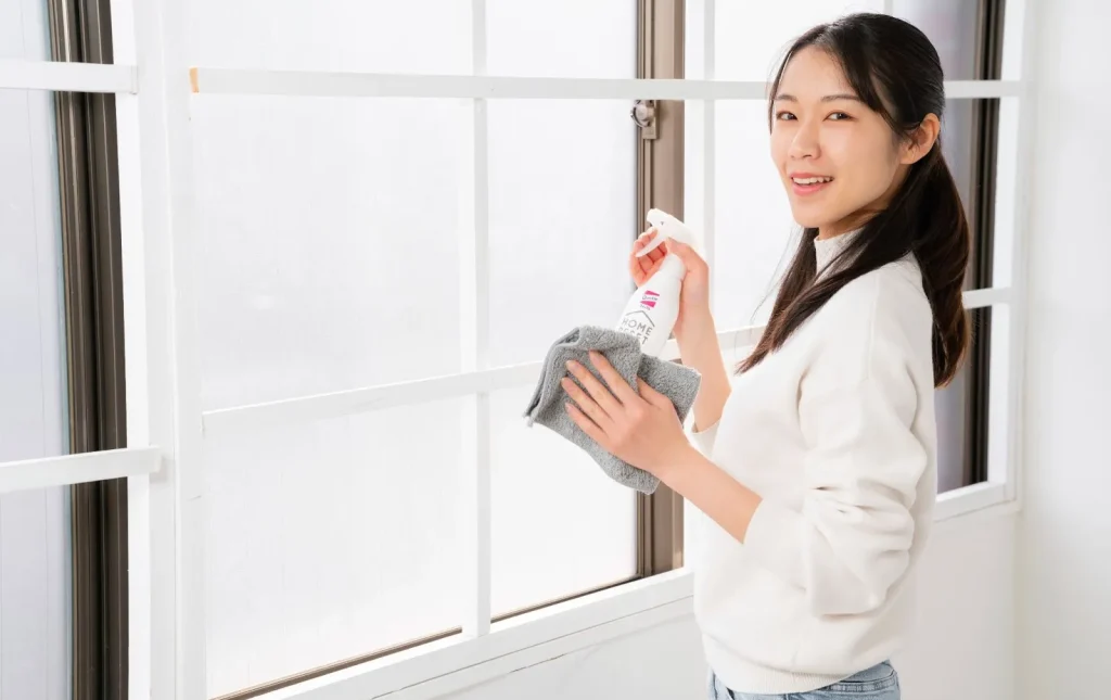 Một người phụ nữ đang lau nhà