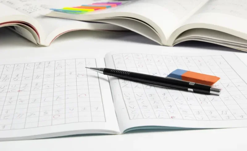 Hình ảnh một người đàn ông đang xem đồng hồ