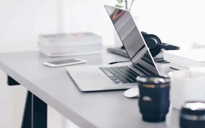 Một nhóm người đang làm việc tại Coworking Space