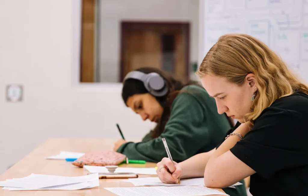 Một người phụ nữ đang làm việc và học tập