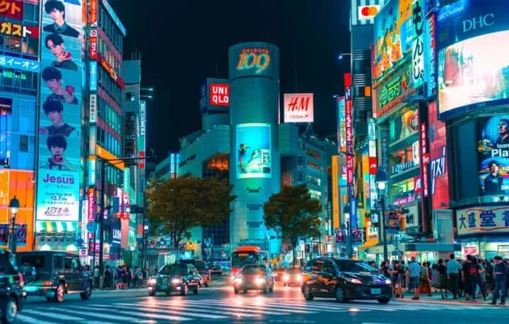 Hình ảnh một nhóm bạn trẻ đang vui vẻ