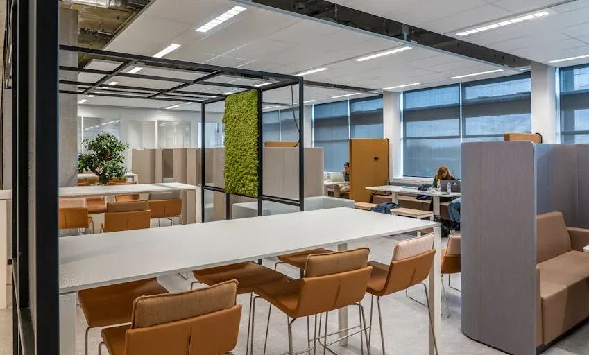 Một người đàn ông đang làm việc trong không gian làm việc chung