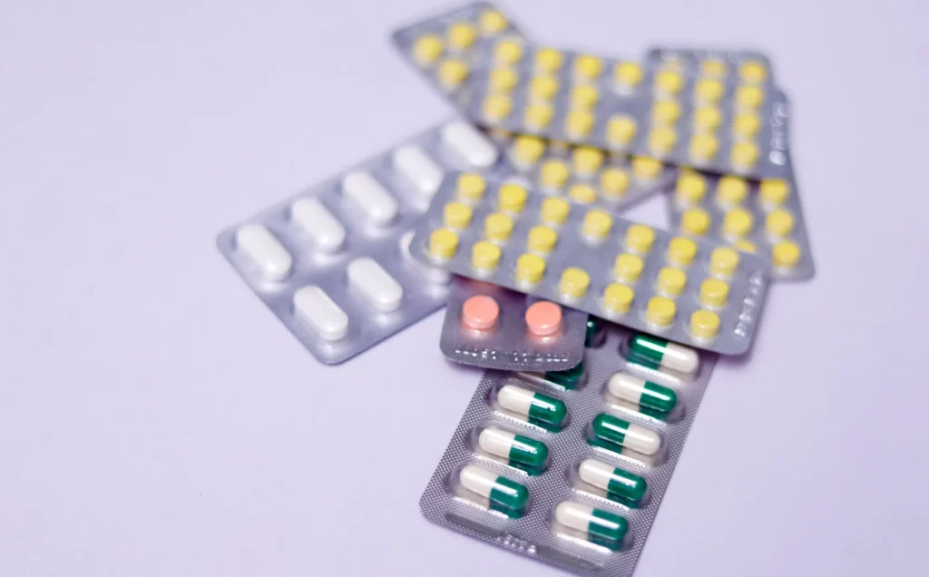 Một điều dưỡng viên đang hỗ trợ bệnh nhân