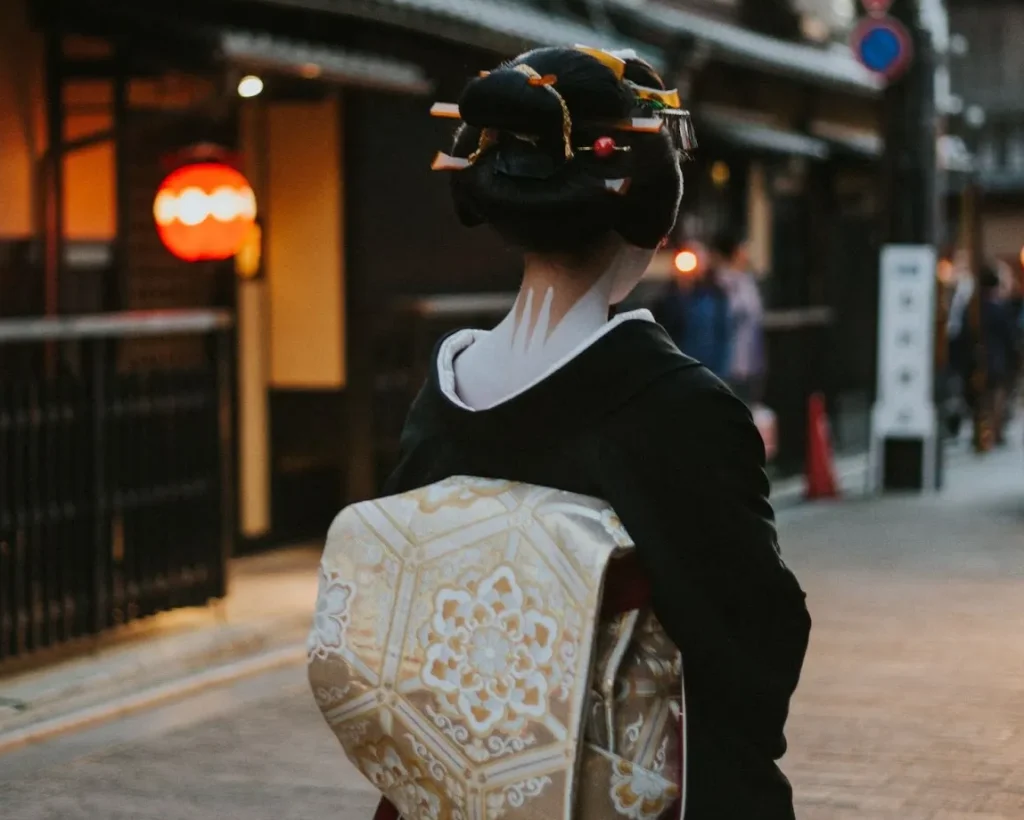 Hình ảnh hai người phụ nữ mặc Kimono