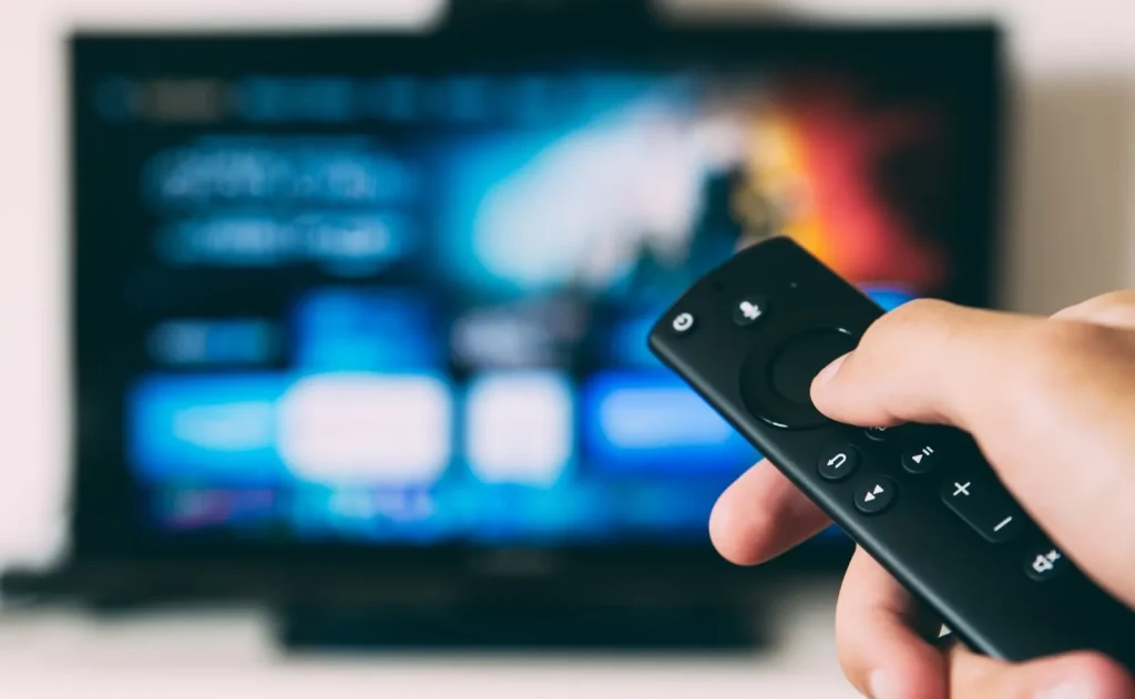 Một người đàn ông đang xem video trực tuyến