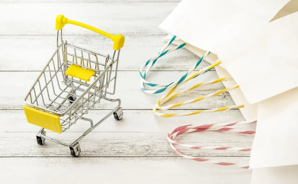 Một người đàn ông đang xem một con dấu