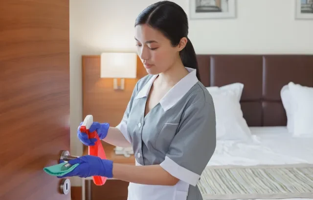 Một công nhân đang kiểm tra bảng mạch