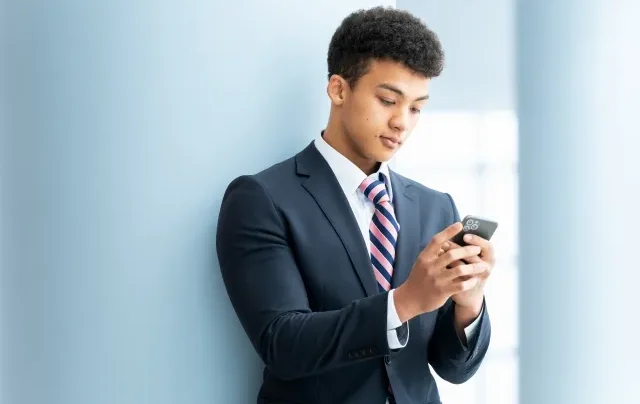 Một người đàn ông đang xem đồng hồ