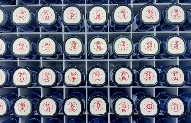 Một người đàn ông đang xem xét mẫu con dấu