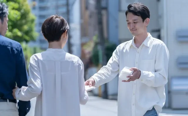 Một công nhân đang làm việc trong nhà máy