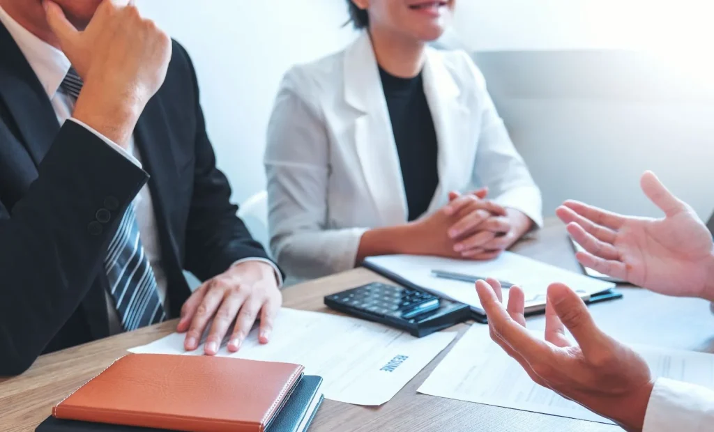 Một người đàn ông đang xem thông tin công ty