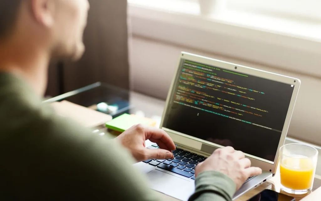 Một người đàn ông đang sử dụng máy tính