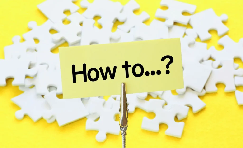 Một người đàn ông đang xem sơ đồ du học