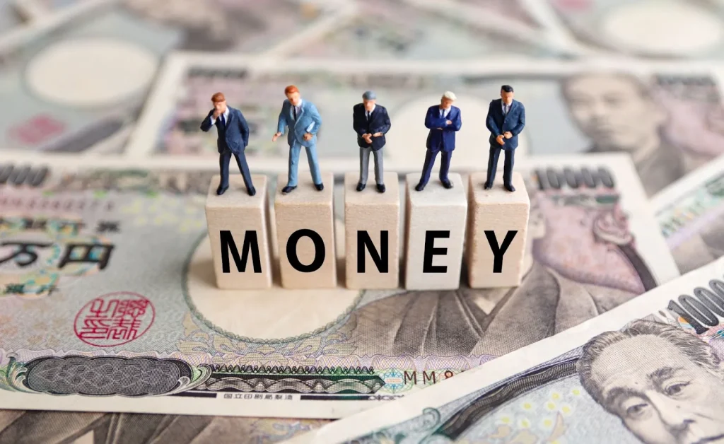 Một người đàn ông đang nhận tiền