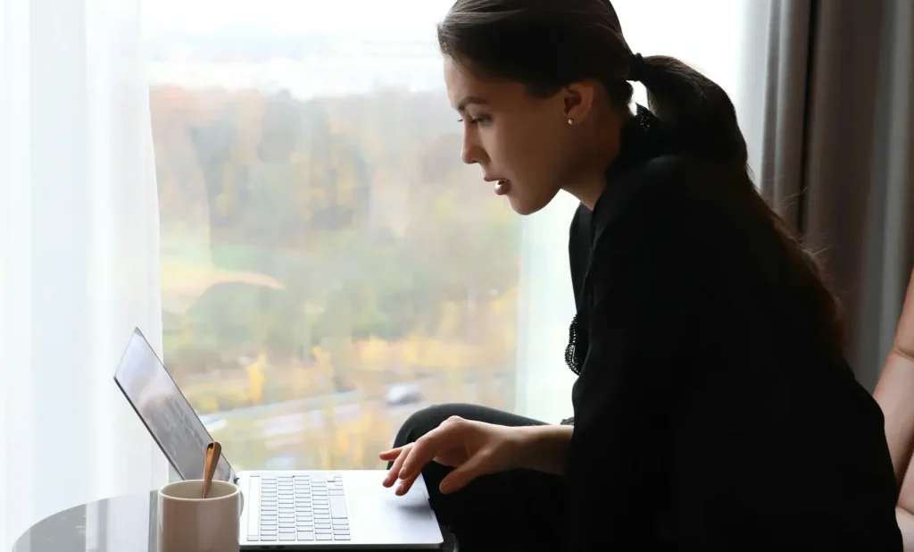 Một nhóm sinh viên đang thảo luận