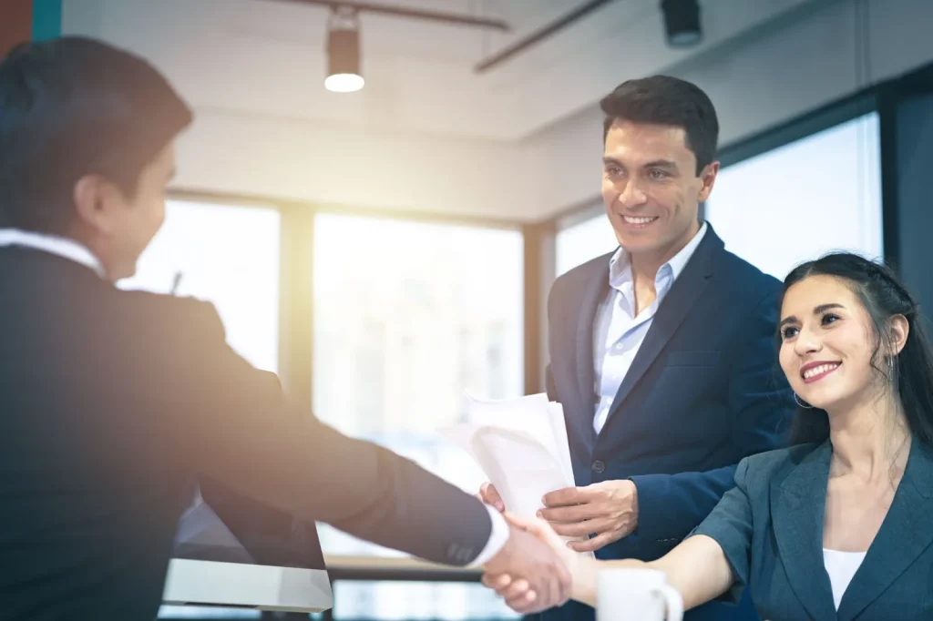 Một người đàn ông đang xem quy trình tìm việc