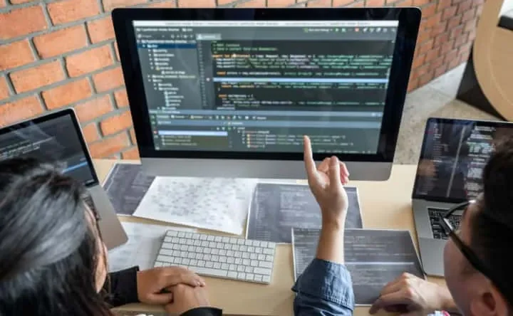 Một kỹ sư đang làm việc trên máy tính