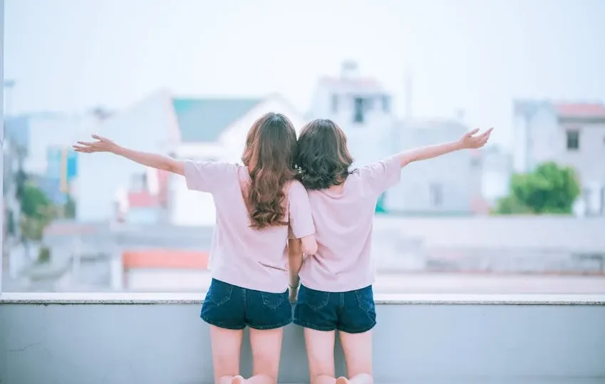 Một người đàn ông và một người phụ nữ đang nói chuyện