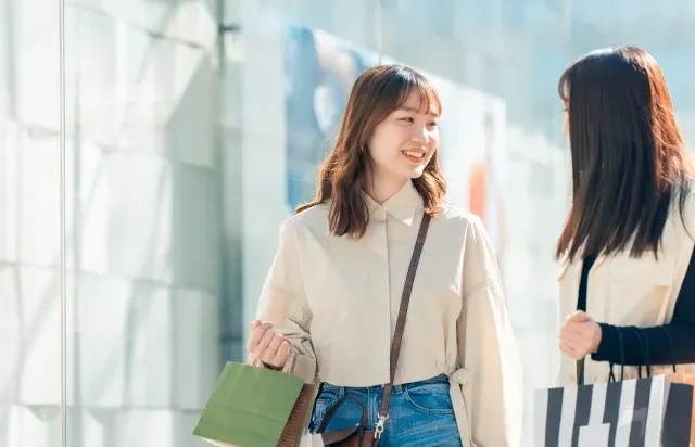 Một người đàn ông và một người phụ nữ đang xem điện thoại