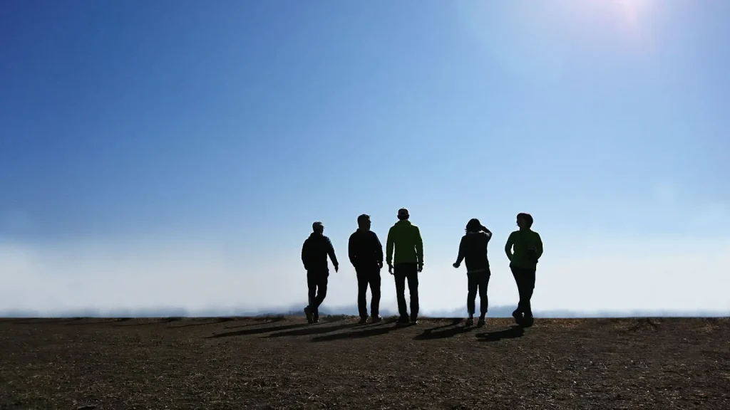 Một nhóm người nước ngoài đang giao lưu