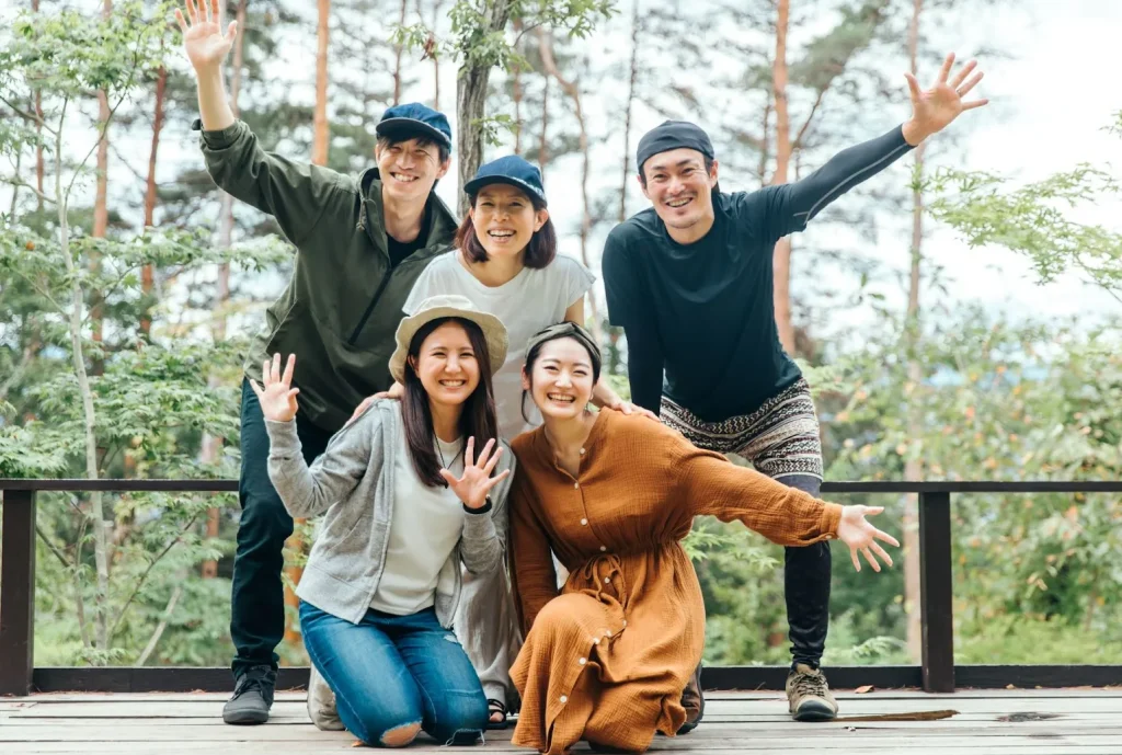 Một nhóm bạn trẻ đang nói chuyện