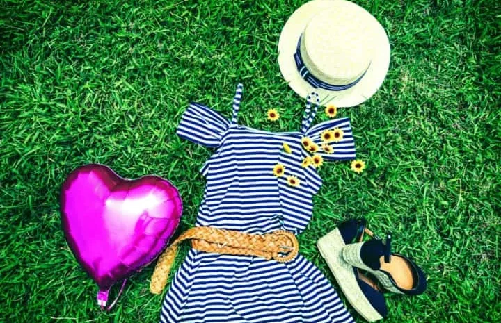 Một người đàn ông đang xem manga