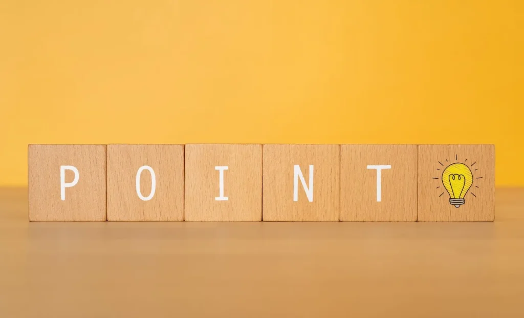 Một người đàn ông đang xem biểu đồ