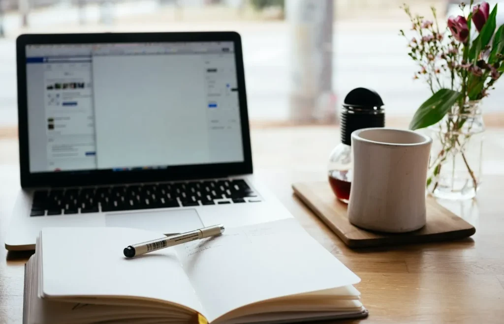 Một người đàn ông đang xem thông tin việc làm