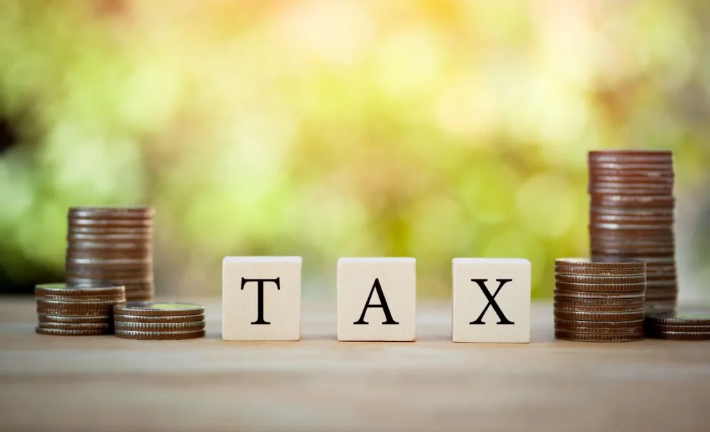 Một người đàn ông đang xem tài liệu thuế