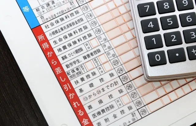 Một người đàn ông đang xem thông tin về các khoản khấu trừ thuế