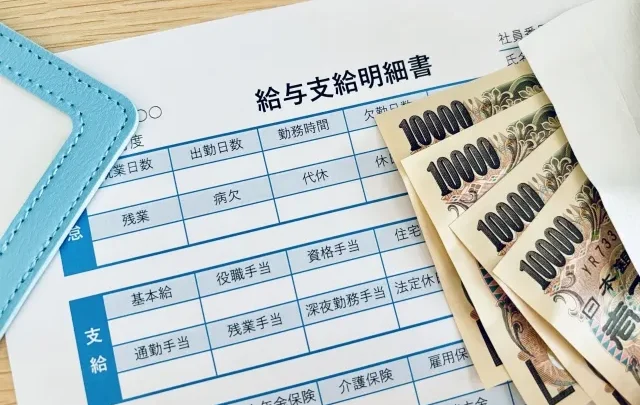 Một người đàn ông đang xem hồ sơ