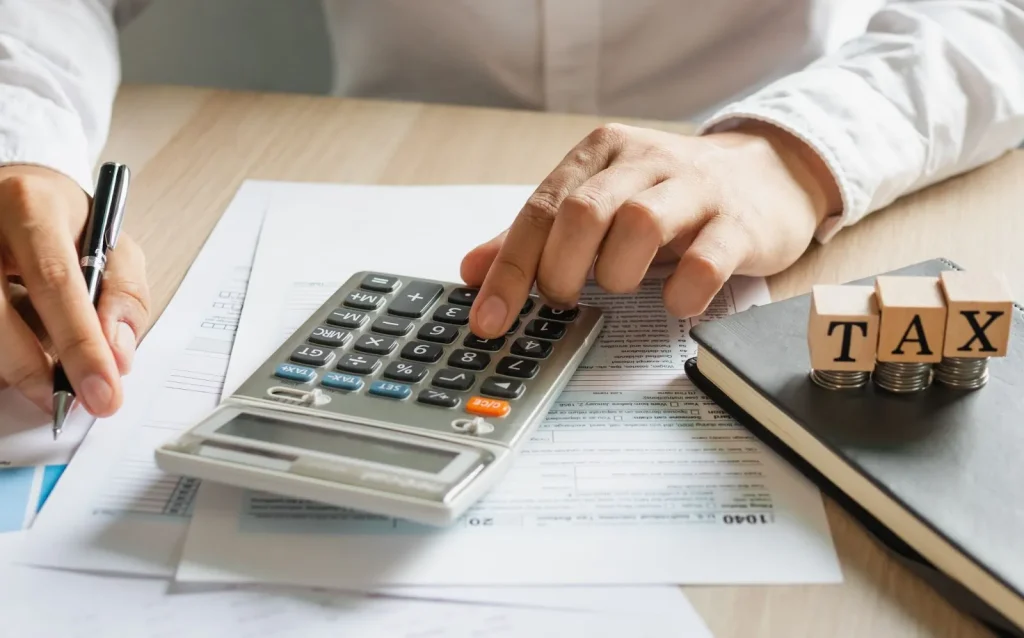 Hình ảnh một người đang nghiên cứu về thuế cư trú