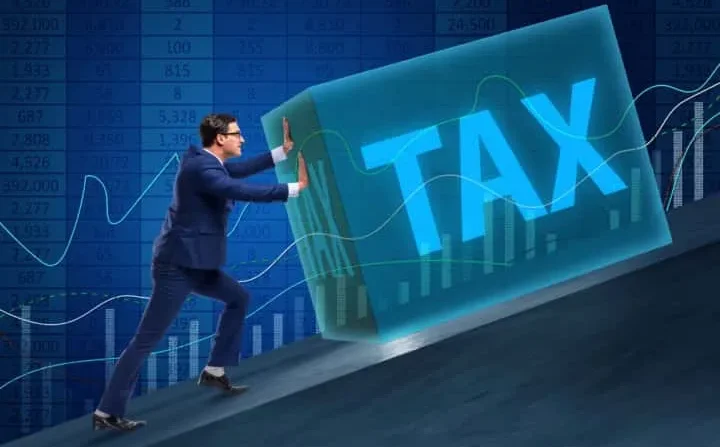 Một người đàn ông đang xem đồng hồ