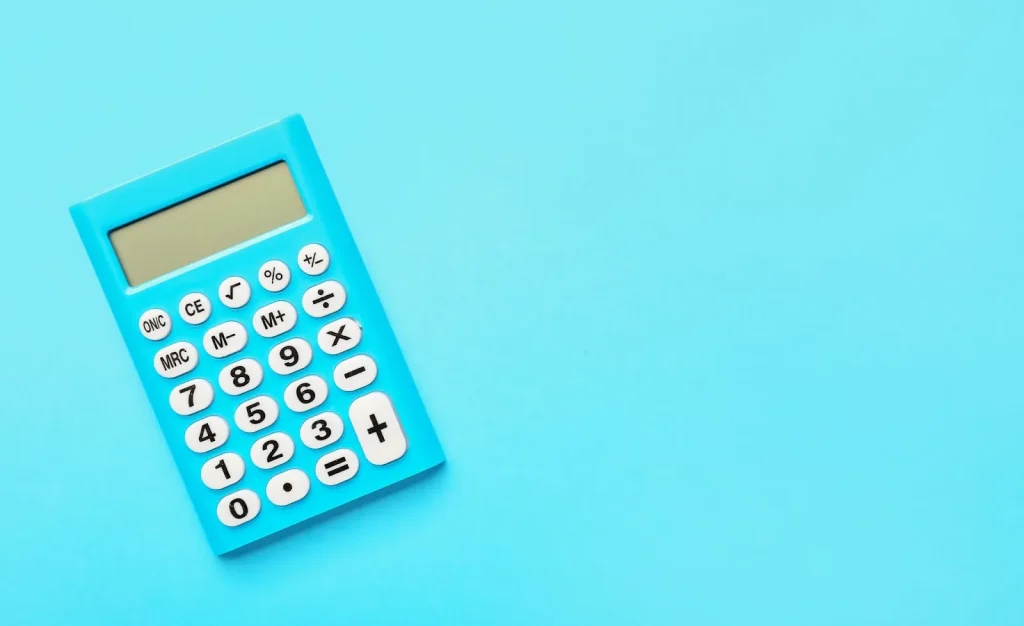 Một người đàn ông đang sử dụng máy tính