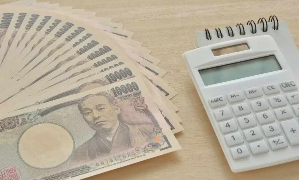 Một người đàn ông đang thanh toán