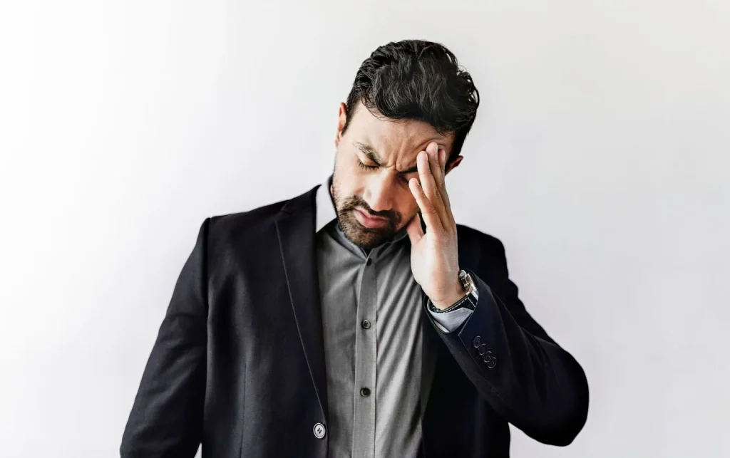 Một người đàn ông đang cau mày