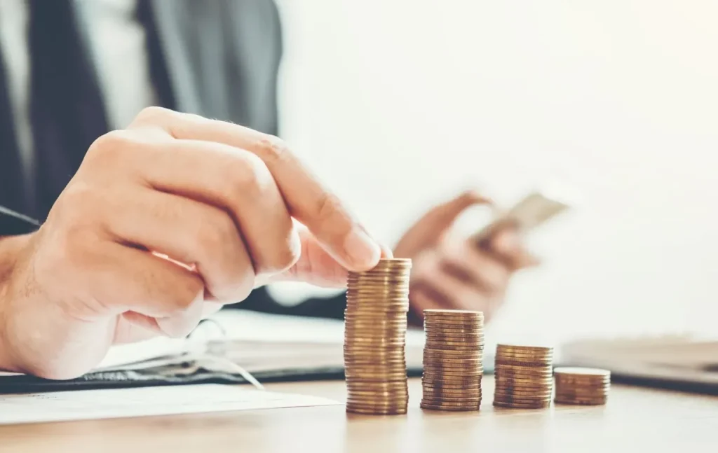 Một người đàn ông đang xem tài liệu thuế