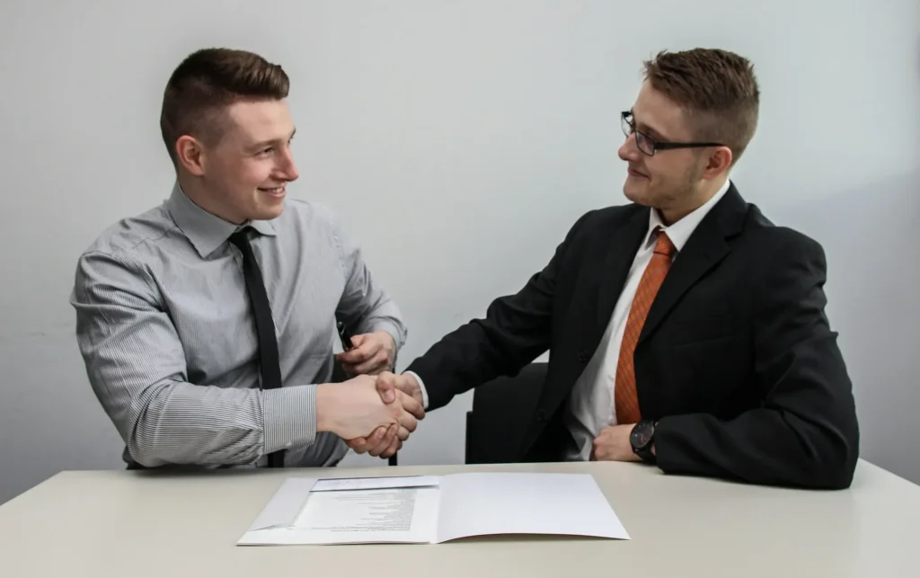 Một người đàn ông đang xem tài liệu visa