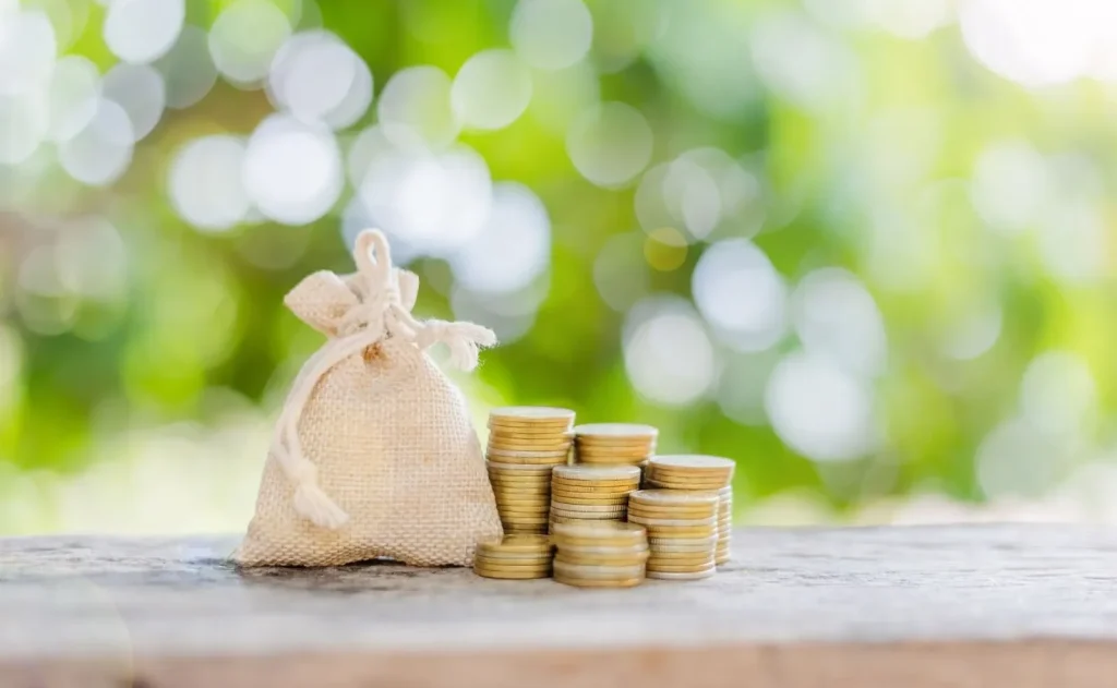 Một người đàn ông đang xem giá