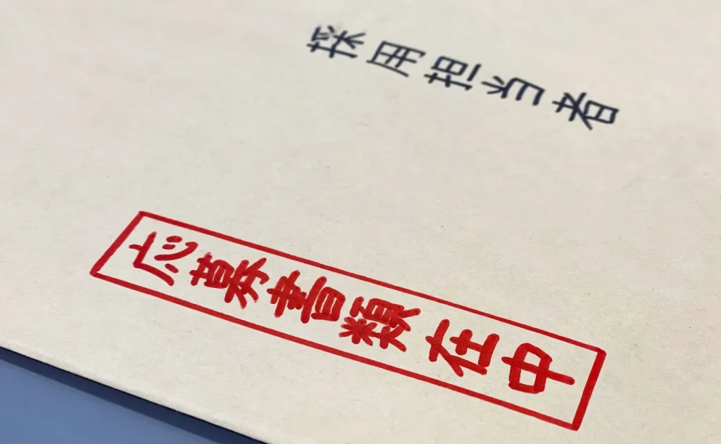 Một người đàn ông đang được tư vấn công việc