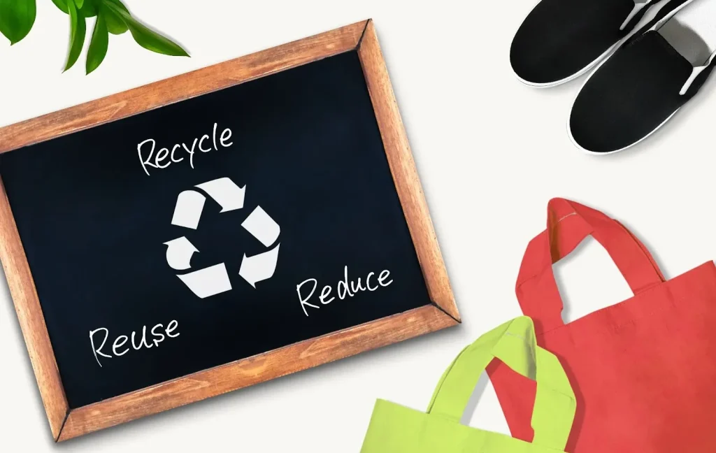 Một người đàn ông đang xem xét các sản phẩm đã qua sử dụng