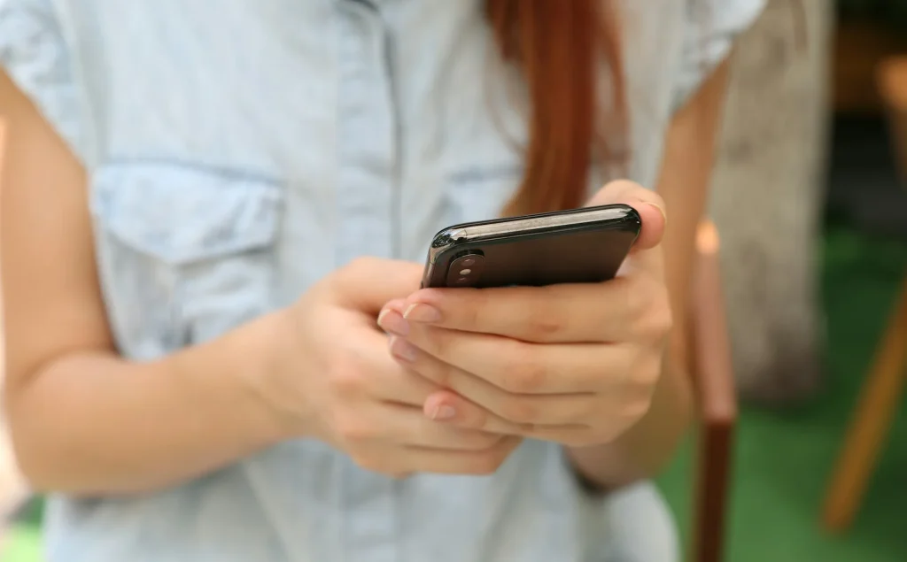 Một nhóm người đang sử dụng điện thoại thông minh