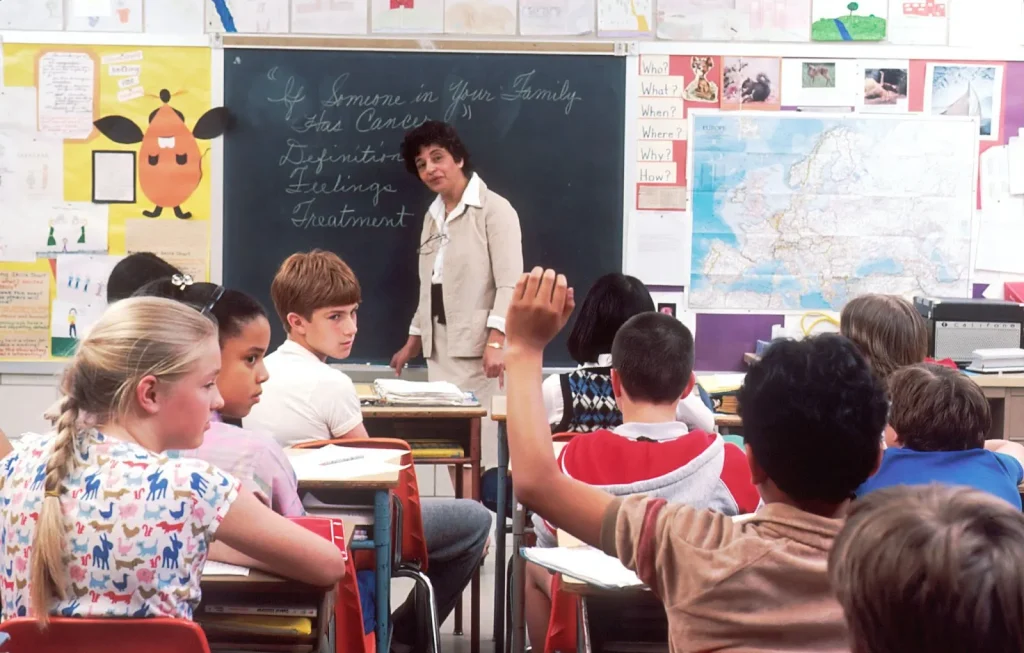 Một phụ nữ đang giảng dạy tiếng Anh