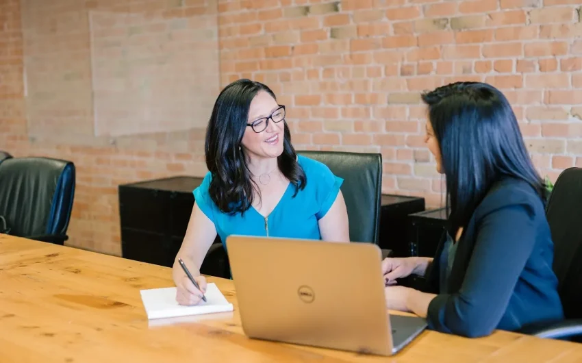 Một người đàn ông đang tìm việc trên máy tính