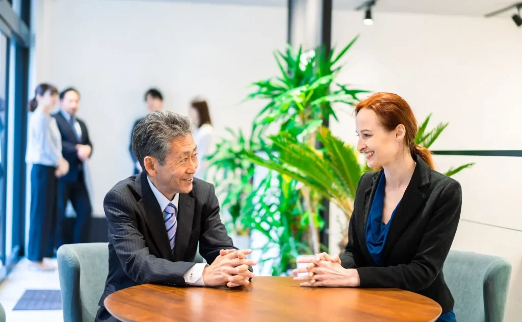 Hình ảnh một người đàn ông và một người phụ nữ đang thảo luận công việc