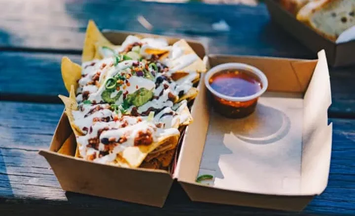 Một người giao hàng đang sử dụng điện thoại thông minh