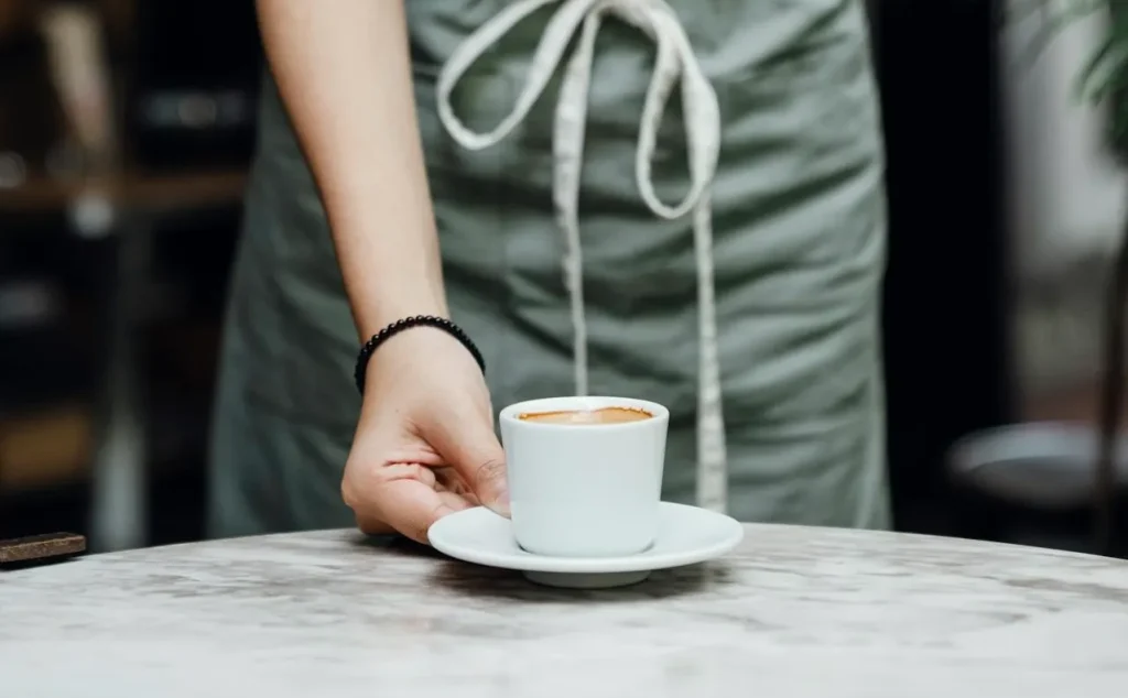 Một phụ nữ đang làm việc bán thời gian tại nhà hàng