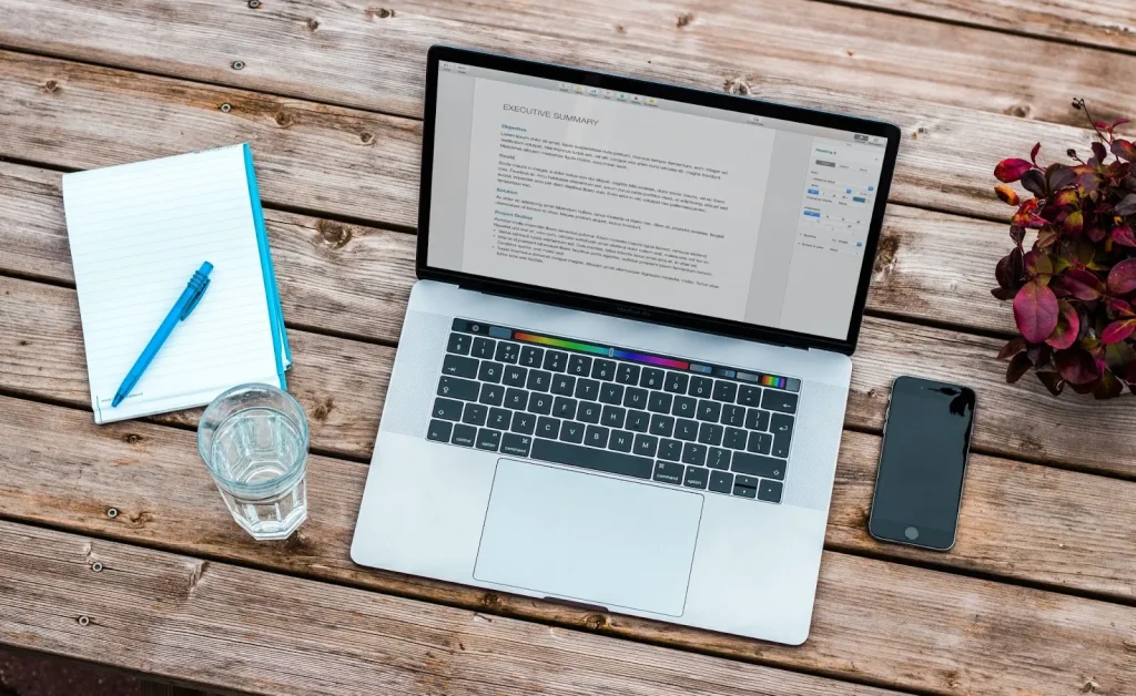 Một người đàn ông đang xem thông tin công việc