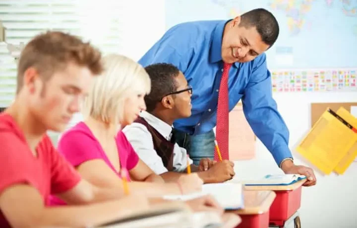 Một nhóm học sinh đang học tập