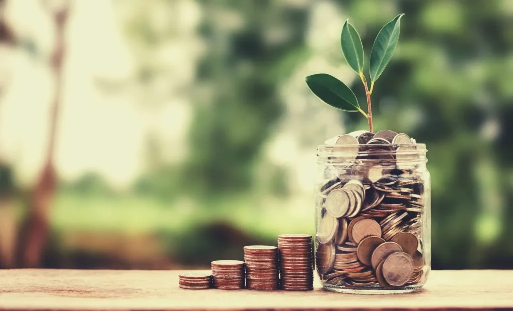 Một người đàn ông đang thảo luận về chi phí